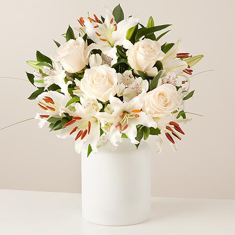 Pure White: Lirios y Rosas Pure White: Lirios y Rosas