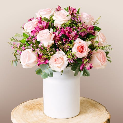 Pink Bloom: Rosas y Alstroemerias Pink Bloom: Rosas y Alstroemerias