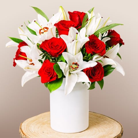 Nota de amor: Rosas rojas y lirios blancos Nota de amor: Rosas rojas y lirios blancos