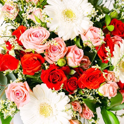 Corazón Puro: Rosas Spray y Mini Gerberas highlight Corazón Puro: Rosas Spray y Mini Gerberas highlight