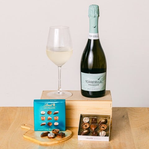 Tempting Surprise: Vino Espumoso y mini Pralinés Tempting Surprise: Vino Espumoso y mini Pralinés