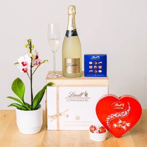 Sweet Charm: Mini orquidea, Chocolates y Cava Rosé Sweet Charm: Mini orquidea, Chocolates y Cava Rosé