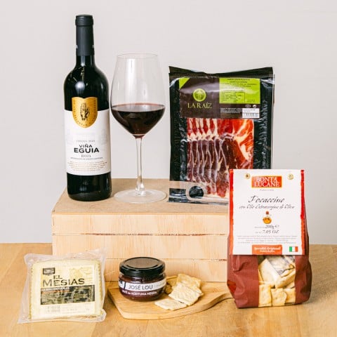 Strings Attached: Vino Tinto y Focaccine Strings Attached: Vino Tinto y Focaccine